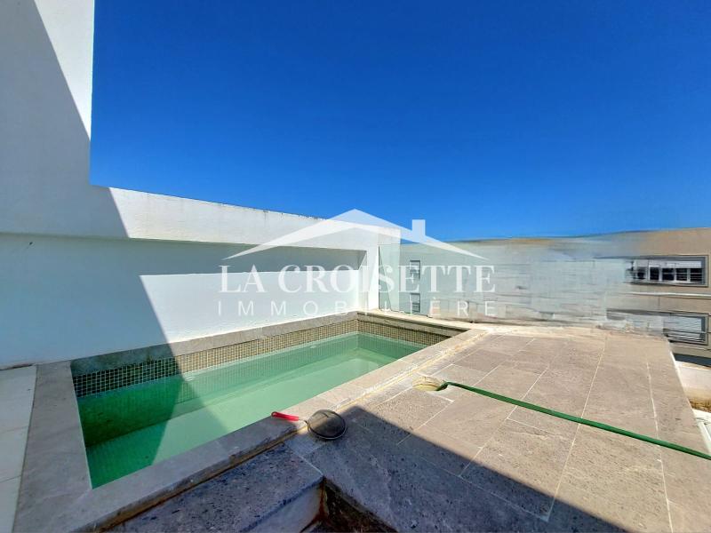 Triplex S+4 avec piscine à Gammarth